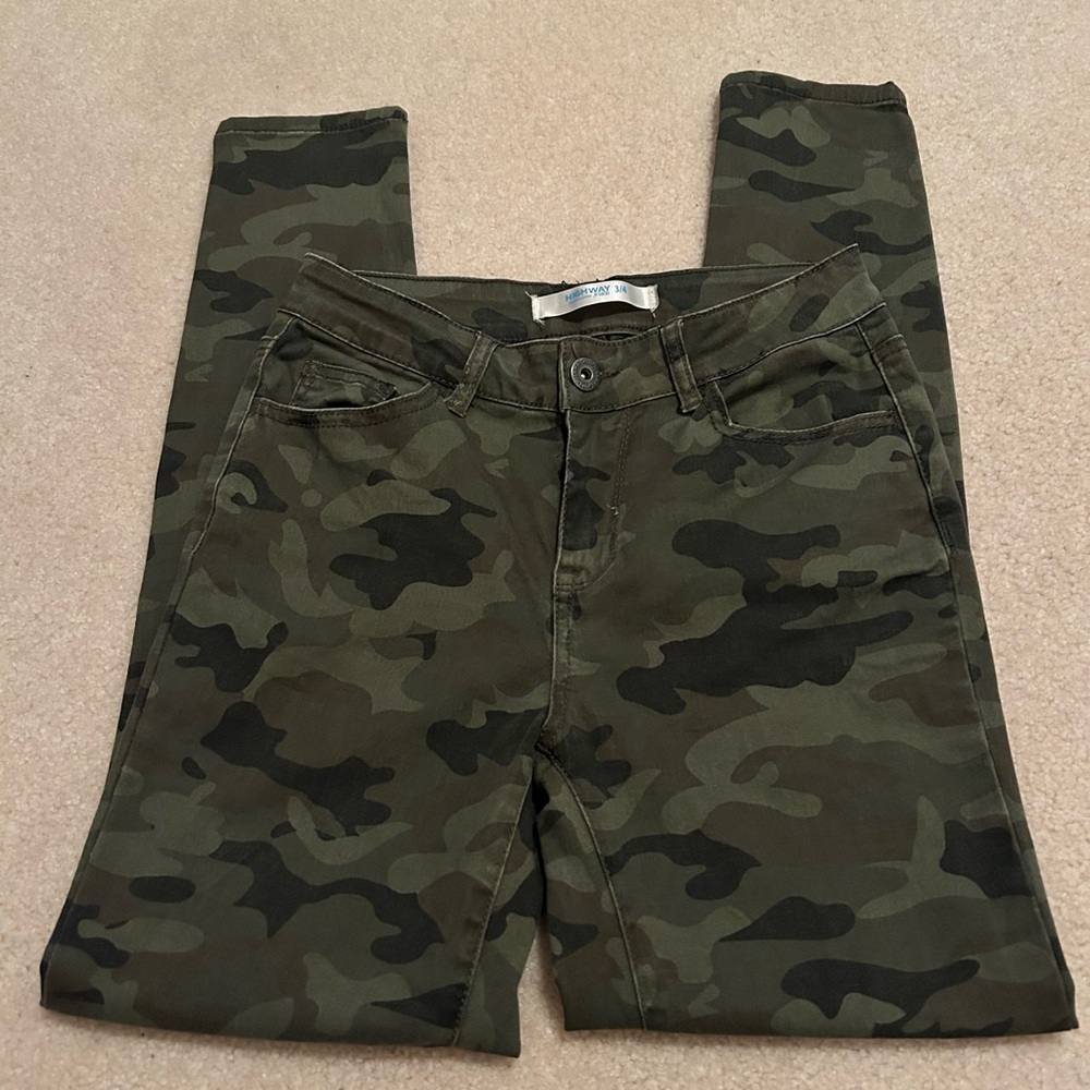 Like new women’s camo Highway jeans